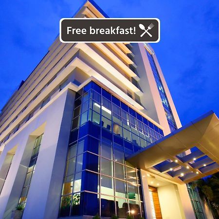 Hotel Santika Makassar Exterior photo