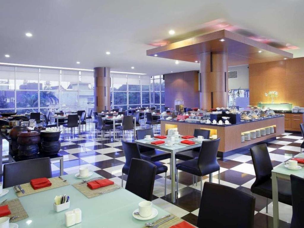 Hotel Santika Makassar Exterior photo