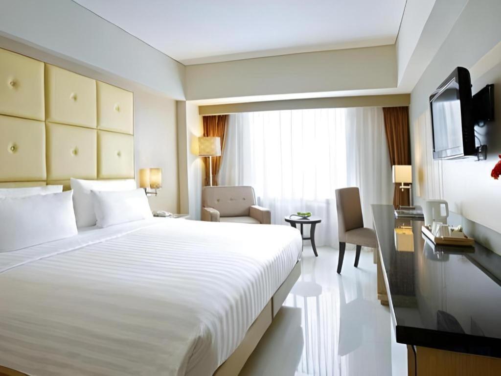 Hotel Santika Makassar Exterior photo